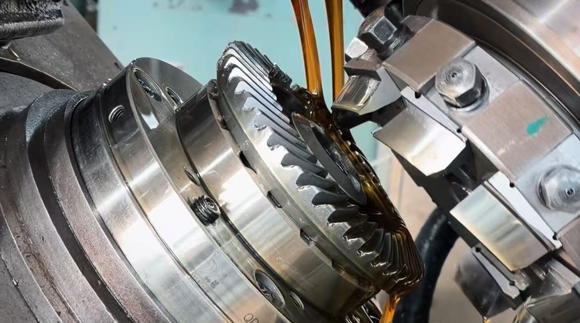 Demonstrates the precision cutting process of spiral bevel gears, showcasing the high-accuracy machining capabilities of CNC equipment.
